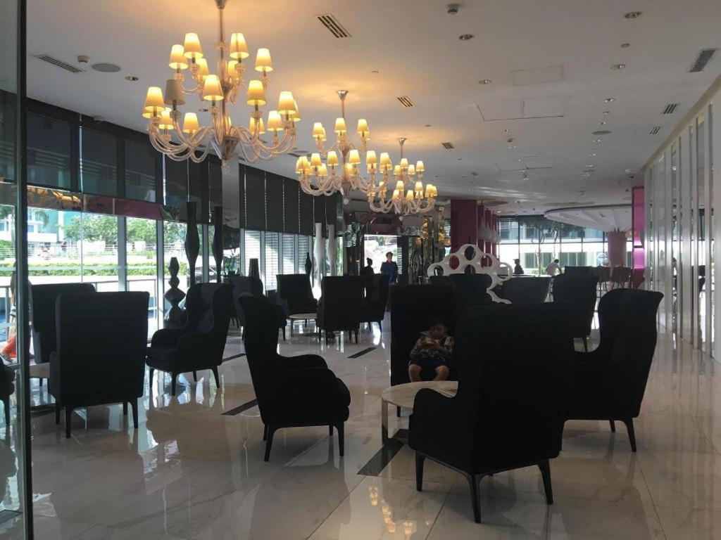 Manila Urban Resort At Azure מראה חיצוני תמונה