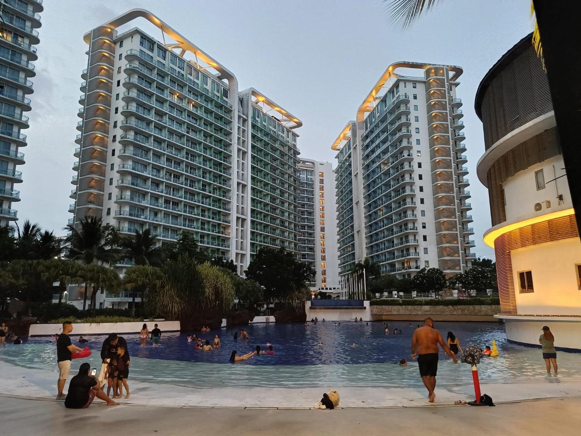 Manila Urban Resort At Azure מראה חיצוני תמונה