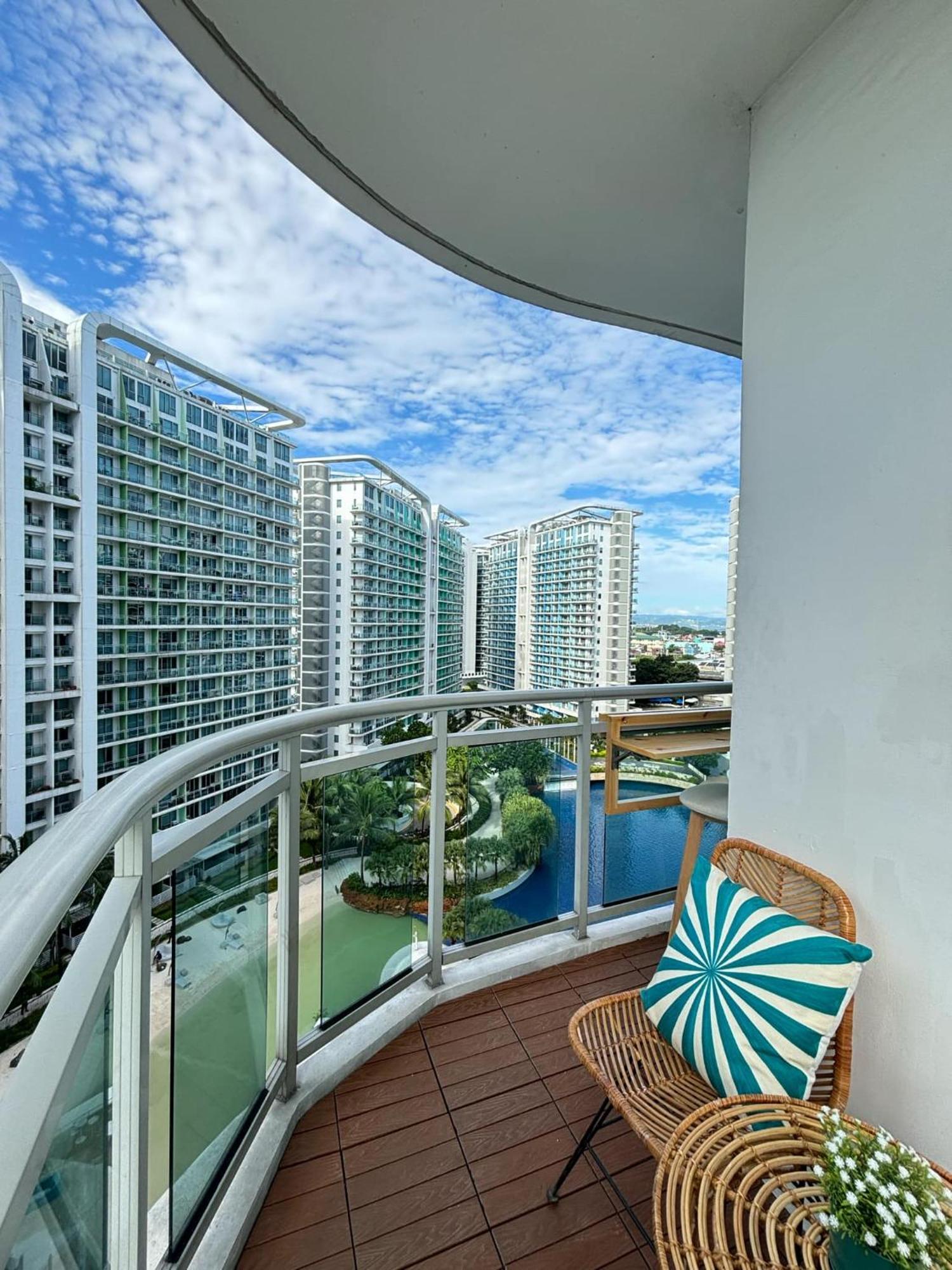 Manila Urban Resort At Azure מראה חיצוני תמונה